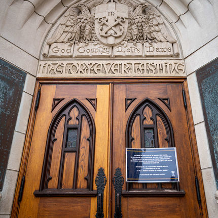 Sign on the Basilica of the Sacred Heart east door noting the closure and online Mass schedule in response to the COVID19 outbreak. (Photo by Matt Cashore/University of Notre Dame)